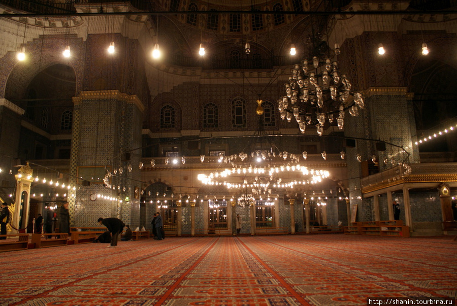 Вечером в мечети Йени Джами Стамбул, Турция