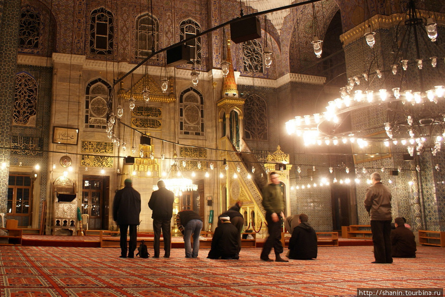 Намаз в мечети Йени Джами Стамбул, Турция