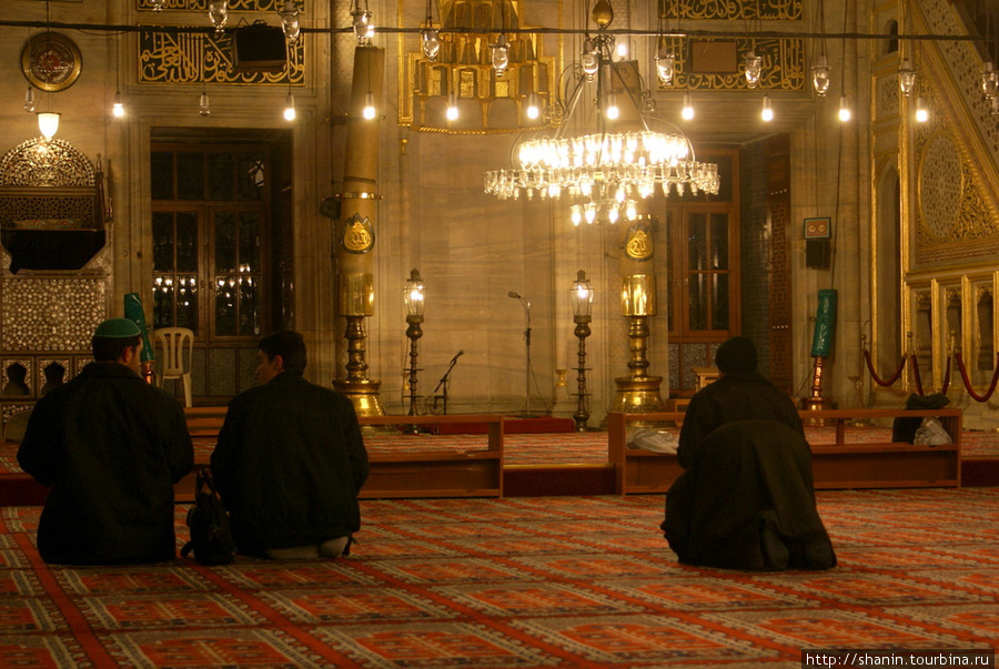 В молитвенном зале мечети Йени Джами Стамбул, Турция