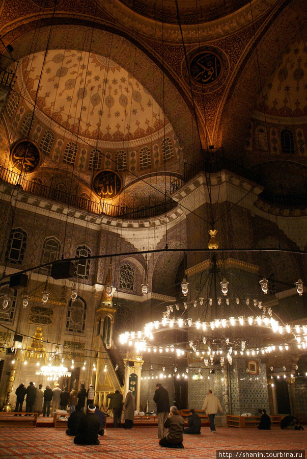 В мечети Йени Джами Стамбул, Турция