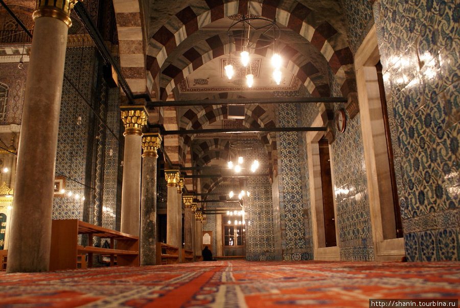 В мечети Йени Джами Стамбул, Турция