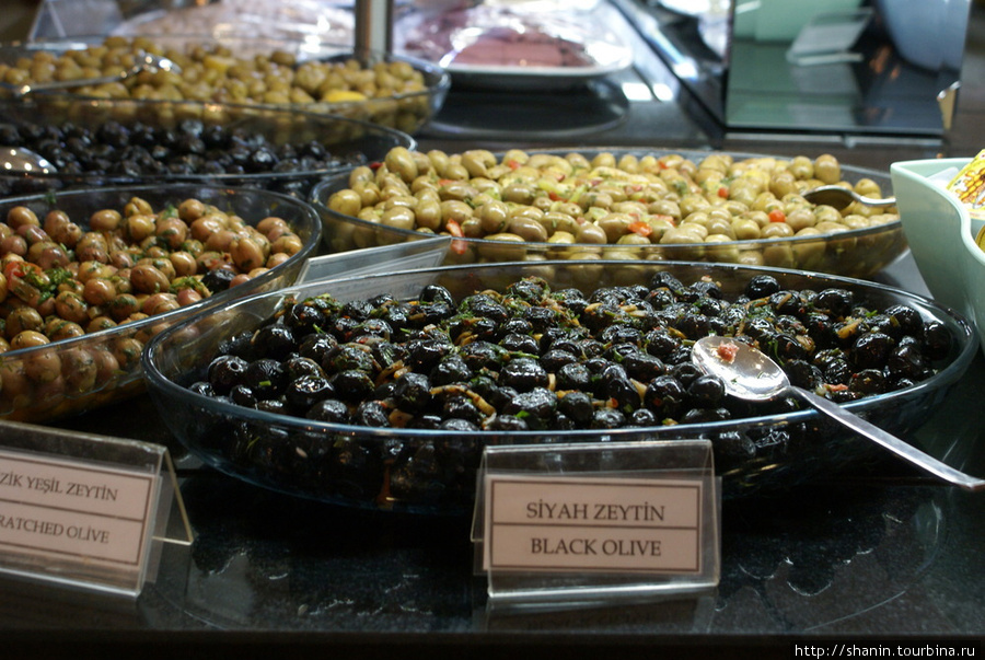 Оливки и маслины на традиционный завстрак в отеле Салихли, Турция