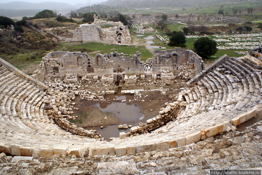 Вид с верхнего ряда амфитеатра в Патаре Патара, Турция