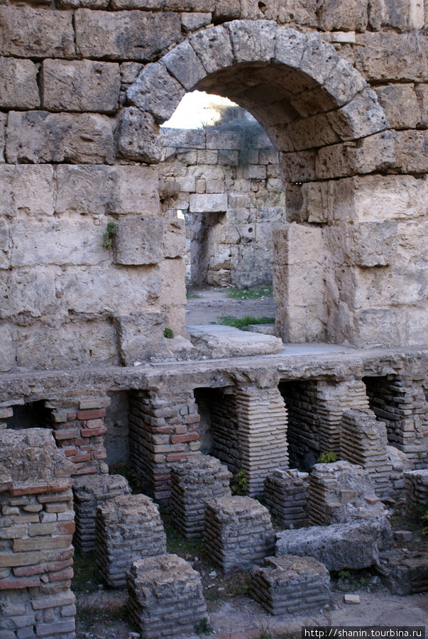 Руины бани в Перге Анталия, Турция