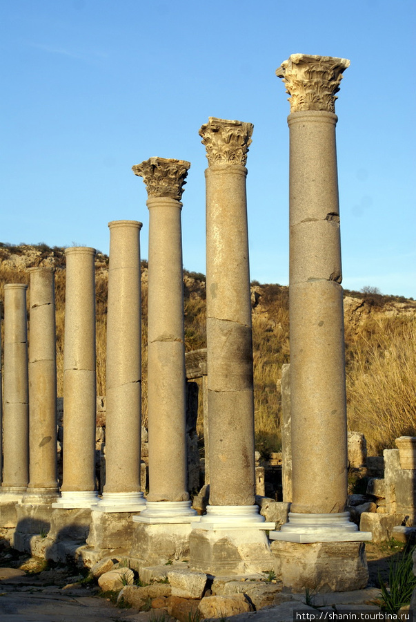 Колонны в Перге Анталия, Турция
