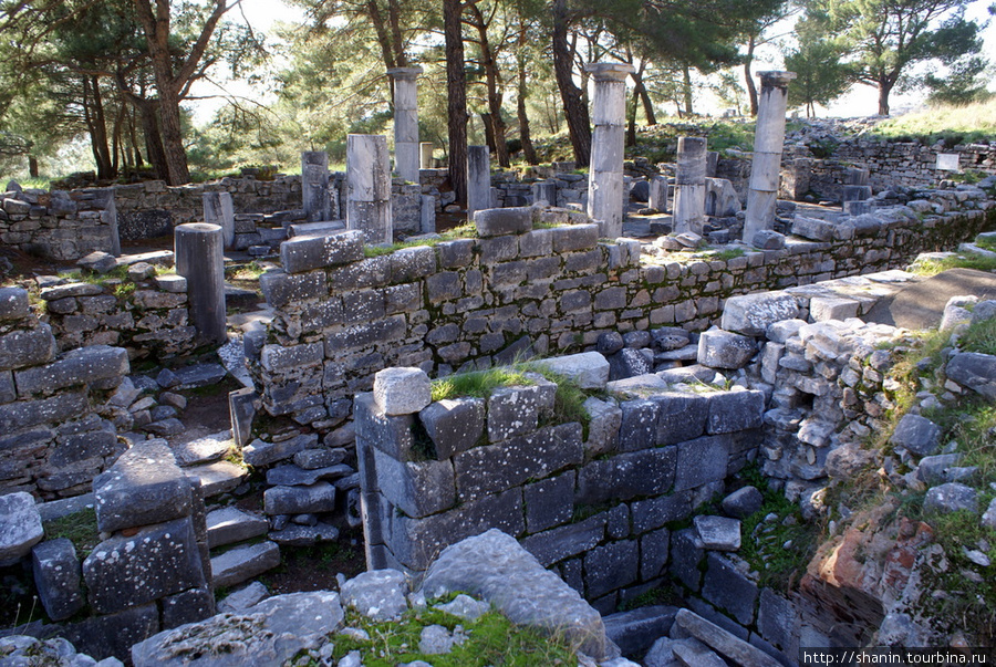 Руины возле Одеона в Приене Эгейский регион, Турция