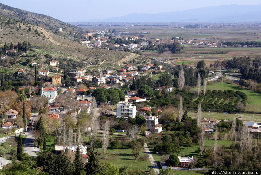 Вид с руин на деревню Гюллюбахче Эгейский регион, Турция