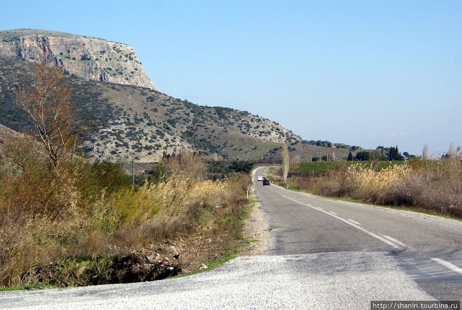 Дорога проходит мимо руин Приены Эгейский регион, Турция