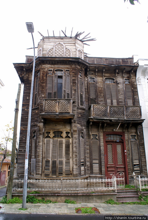 Старый двухэтажный особняк на острове Бюйюкада Стамбул, Турция