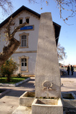 Памятник у вокзала Салихли