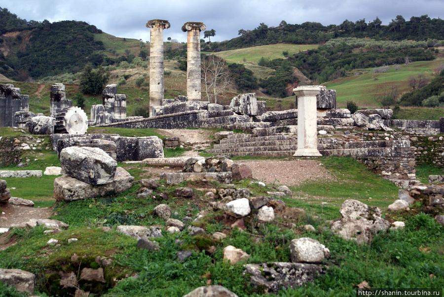 Руины храма Артемиды в Сардах Эгейский регион, Турция