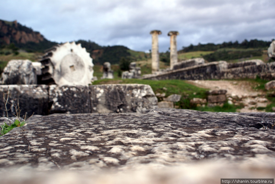 На руинах храма Артемиды в Сардах Эгейский регион, Турция