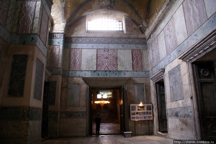 Перед входом в молельный зал собора Святой Софии Стамбул, Турция