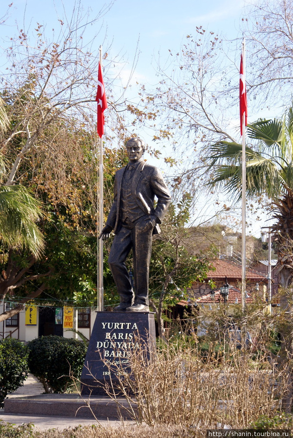Памятник Ататюрку в Сиде Сиде, Турция