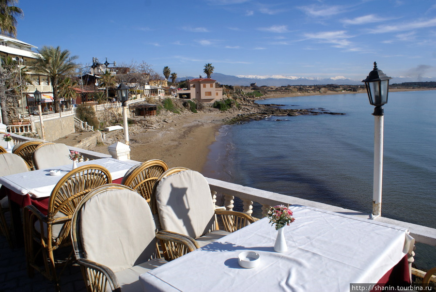 Столики на берегу моря Сиде, Турция
