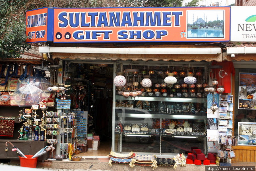 Сувенирный магазин в районе Султанахмет в Стамбуле Стамбул, Турция
