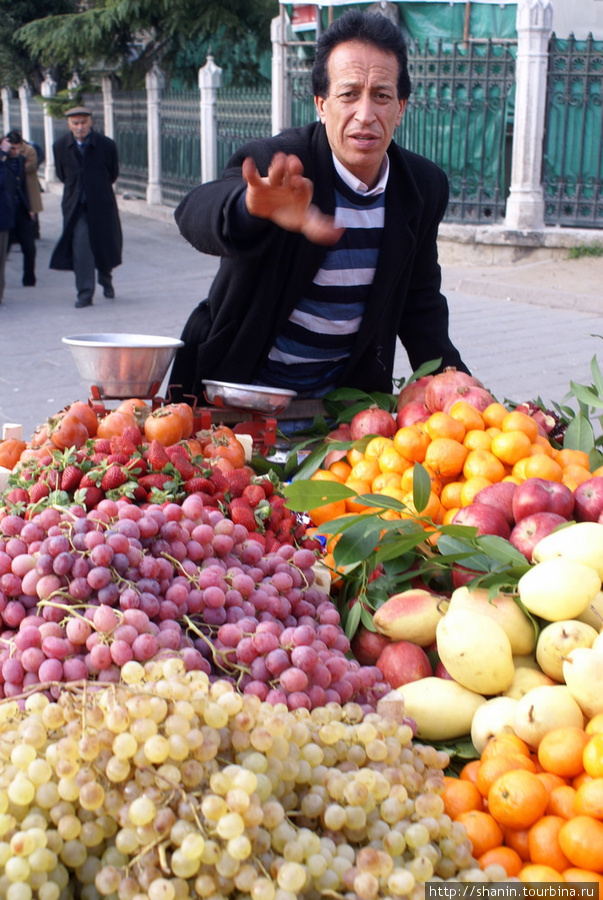 Продавец фруктов на улице в Стамбуле Стамбул, Турция