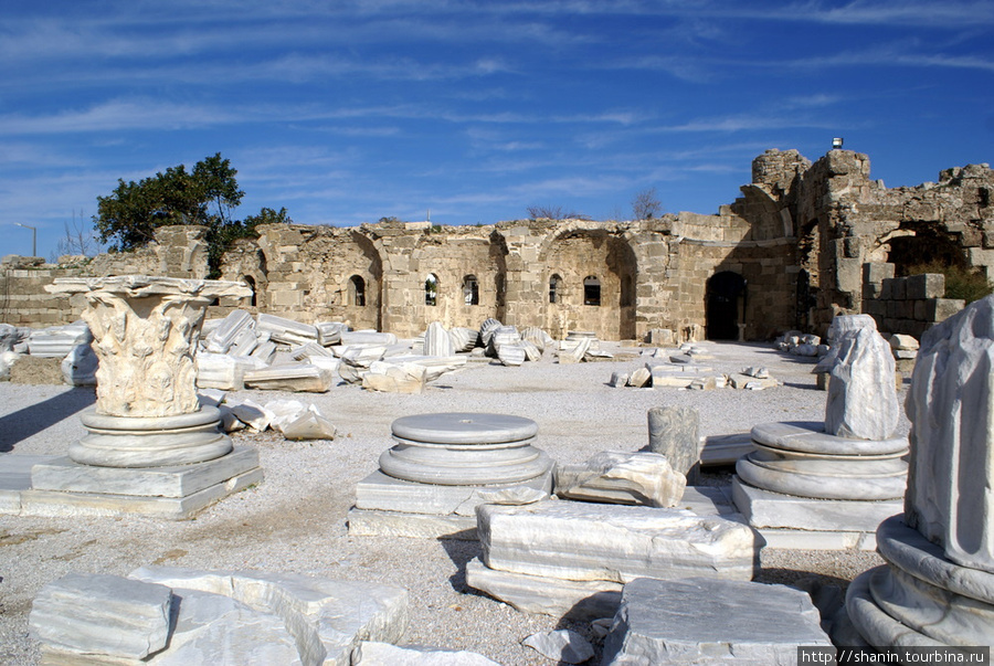 Руины храма Афины в СИде Сиде, Турция