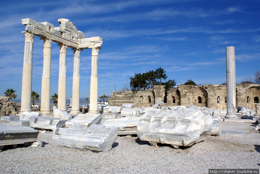 Руины храма Афины в Сиде Сиде, Турция