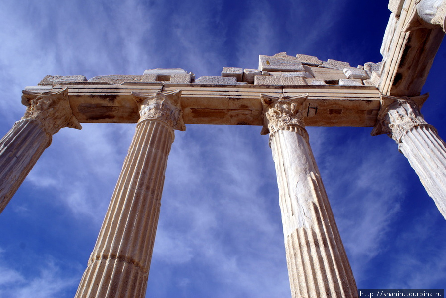 Колонны храма Афины в Сиде Сиде, Турция