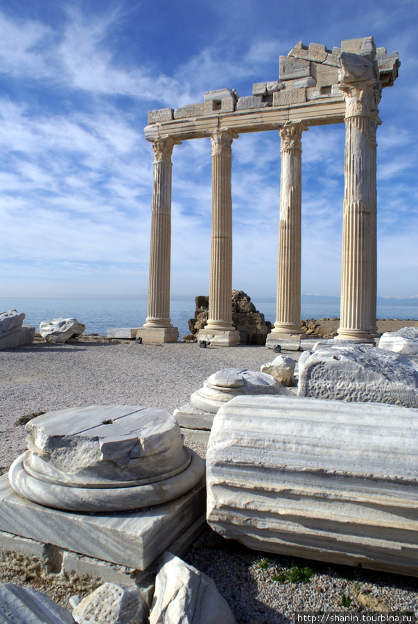 Руины храма Аполлона в Сиде Сиде, Турция