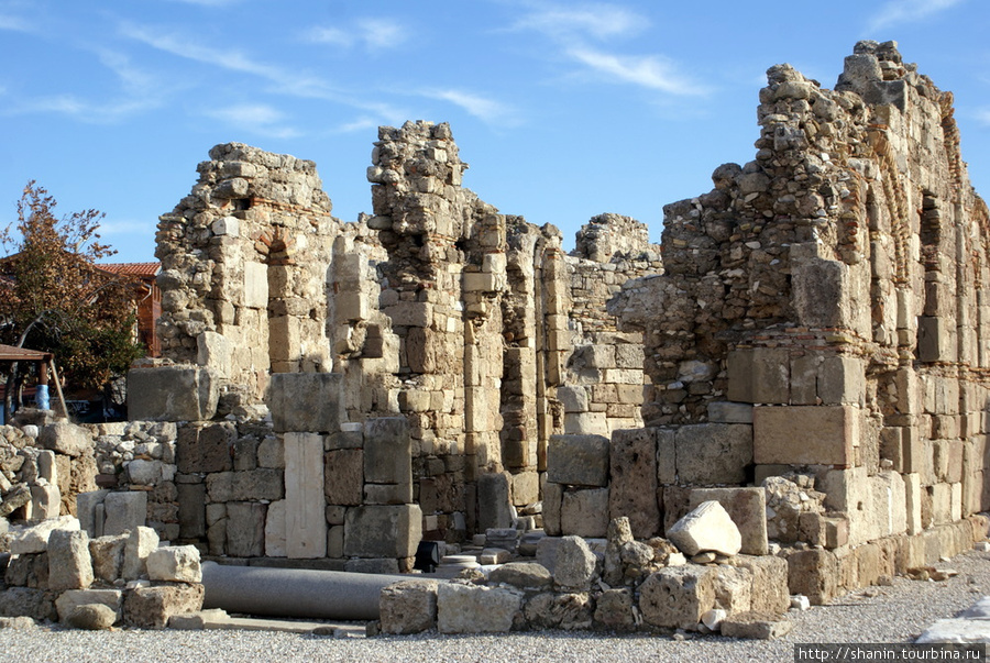 Руины базилики у храма Афины в Сиде Сиде, Турция