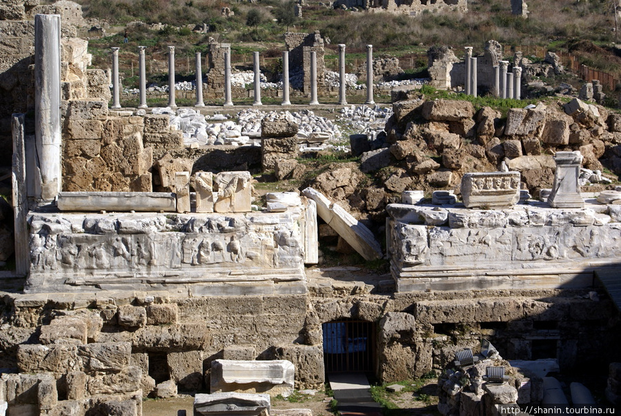 Руины сцены в театре Сиде, Турция