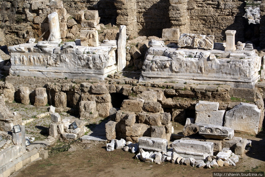 Руины сцены театра в Сиде Сиде, Турция