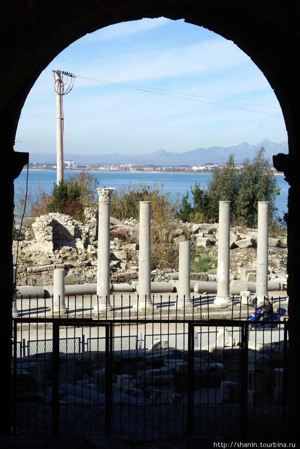 Взгляд через арку из театра Сиде, Турция