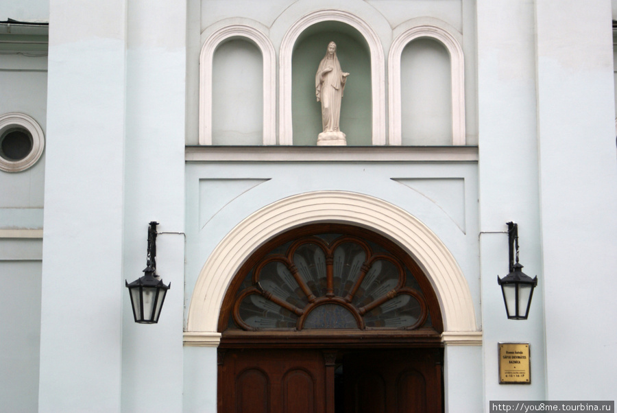 вход в церковь Скорбящей Богоматери Рига, Латвия