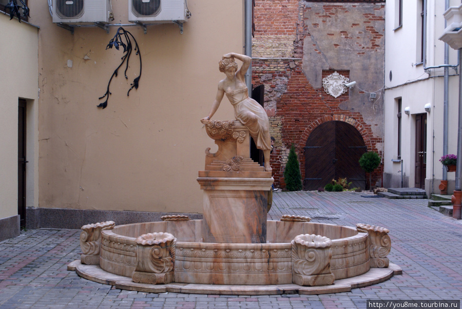 фонтан в небольшом дворике Рига, Латвия