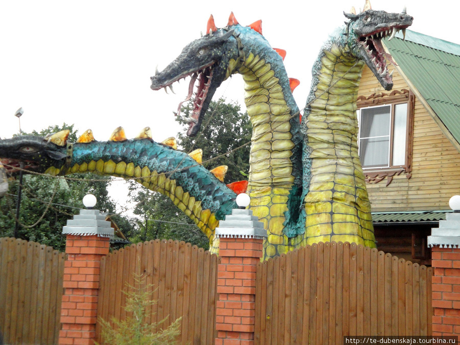 Вот такие драконы охраняют подъезд к Суздалю. Суздаль, Россия