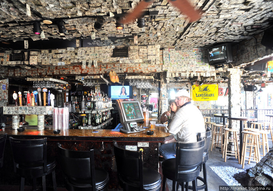 Ки Вест, знаменитый бар обклеенный долларами Майами-Бич, CША