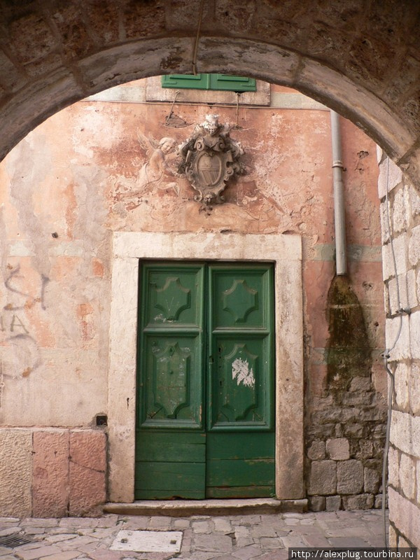 Герб над дверями старого здания. Бар, Черногория