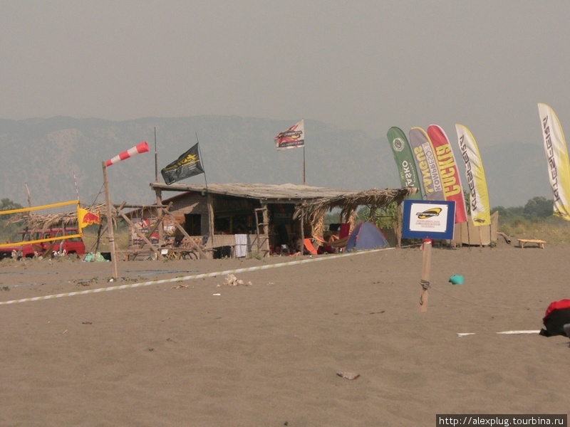 Центр винд- и кайт-серфинга на Великой Пляже в районе Ульциня. На вопрос Когда у вас бывает хороший ветер? Отвечают: В два часа. Уникальные термические ветра в августе начинают дуть ровно в 14:00 каждый день. Бар, Черногория