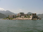 Местный Аль-Катрас на Скадарском озере.