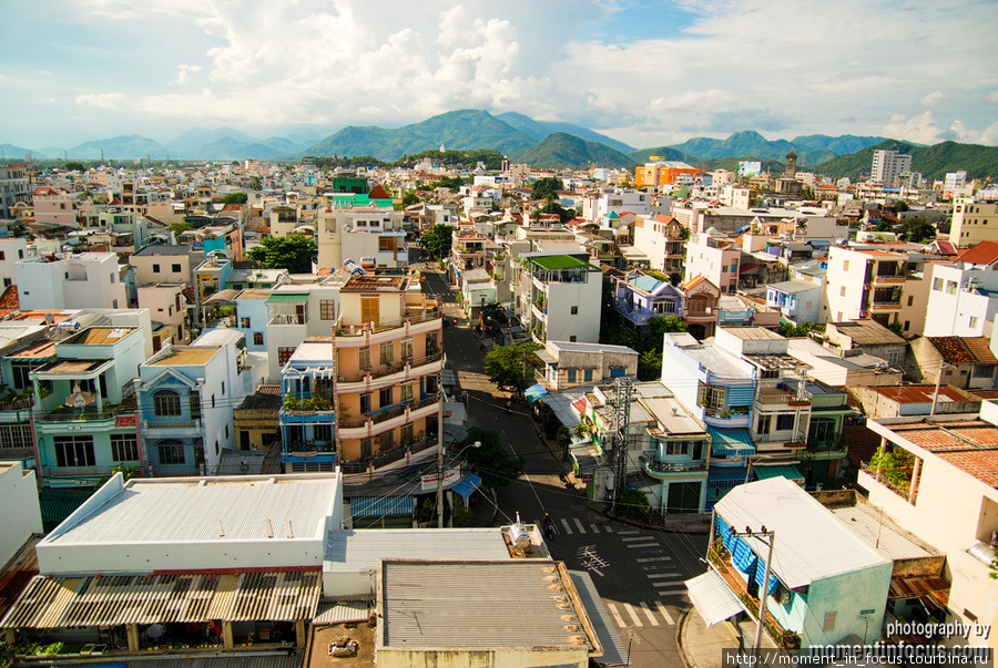 вид на город с высокой крыши Нячанг, Вьетнам