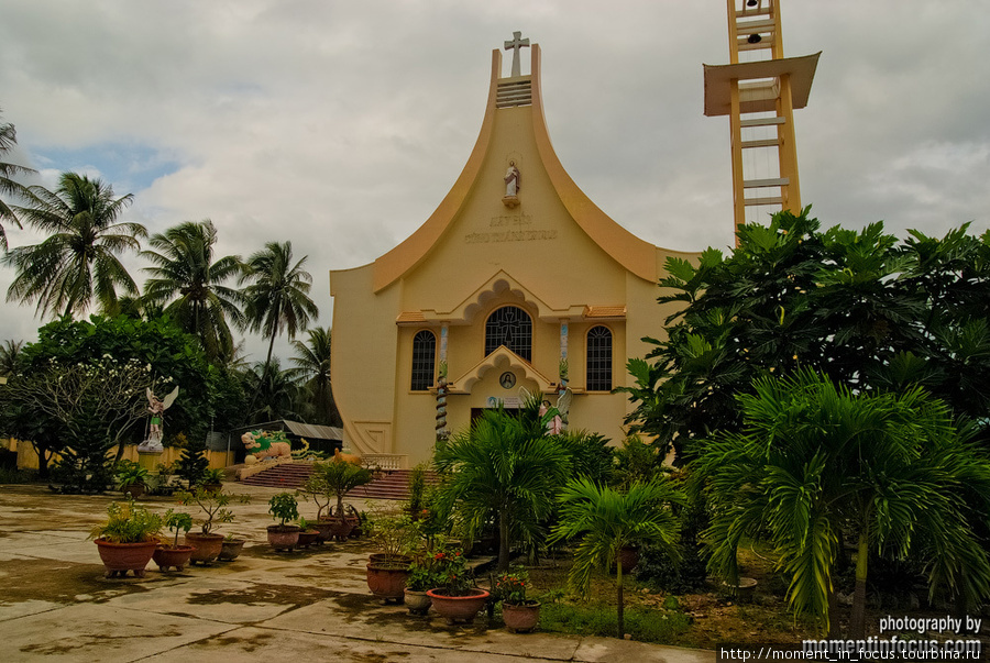 Католическая церковь на рыбацком острове Нячанг, Вьетнам