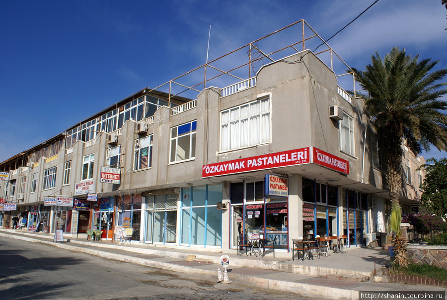 Прибрежная улица в Ташуджу — все для туристов Средиземноморский регион, Турция
