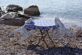 Столик на галечном пляже