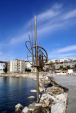 Скульптура на берегу моря