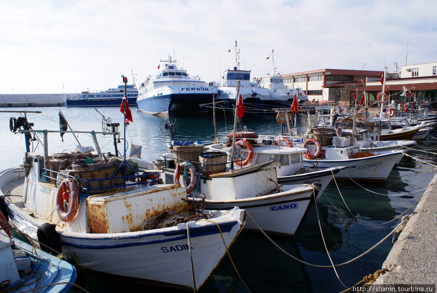 Лодки у причала в Ташуджу Средиземноморский регион, Турция
