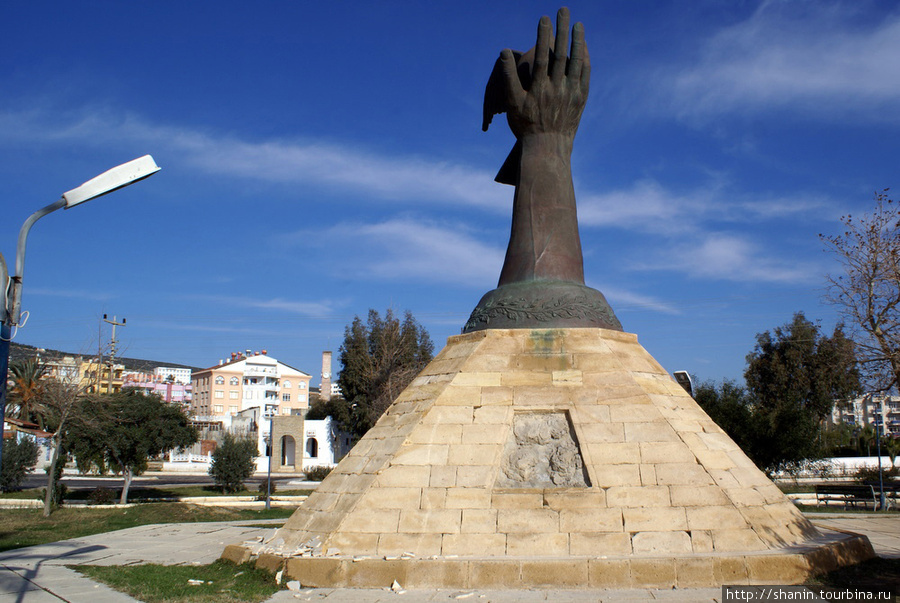 Памятник в Ташуджу Средиземноморский регион, Турция