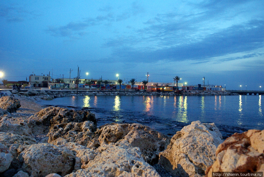 Вечером на берегу моря в Ташуджу Средиземноморский регион, Турция