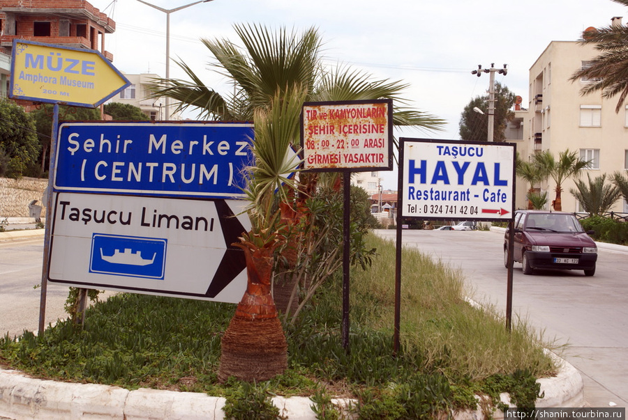 Указатели на центральной улице Средиземноморский регион, Турция