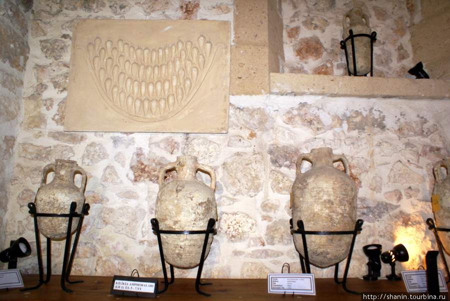 Амфоры в музее в Ташуджу Средиземноморский регион, Турция