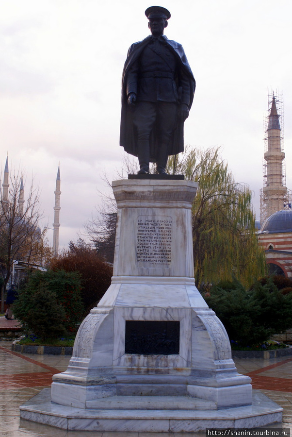 Памятник Ататюрку на фоне мечети Селимие Эдирне, Турция