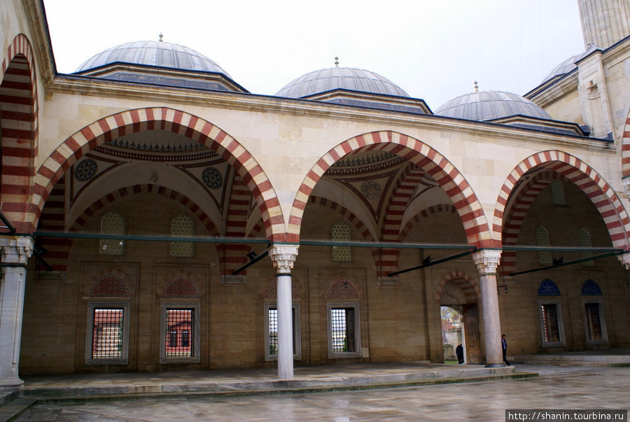 Во внутреннем дворе мечети Селимие Эдирне, Турция