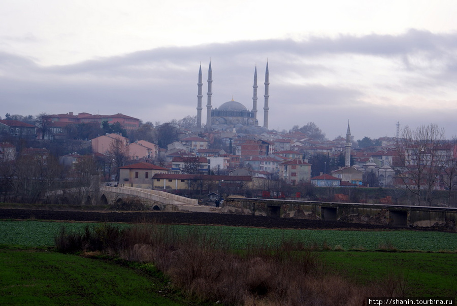 Мечеть Селимие видна издалека Эдирне, Турция