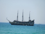 Прогулочный пиратский кораблик
